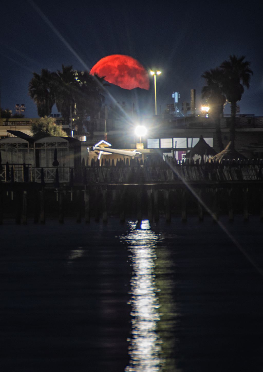 Ostia, notte di San Lorenzo: la Luna piena si prende la scena dietro i Lepini